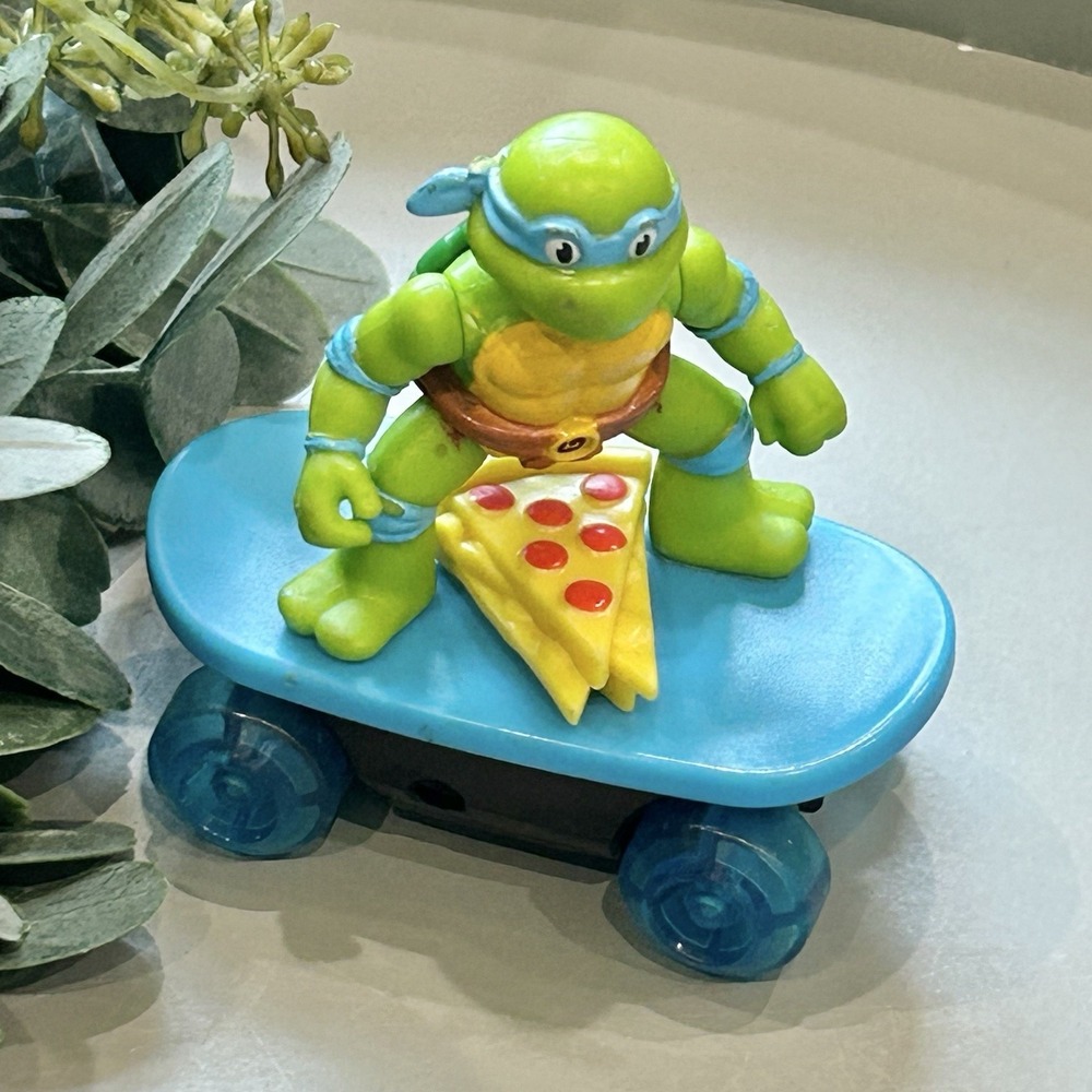 Funrise TMNT Leonardo Skateboard Action Figure Playset 2023 Ninja Turtles Toy